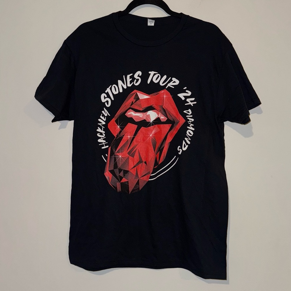 Rolling Stones Hackney Diamond Tour '24 Dateback Tee Center (Red "Stones")